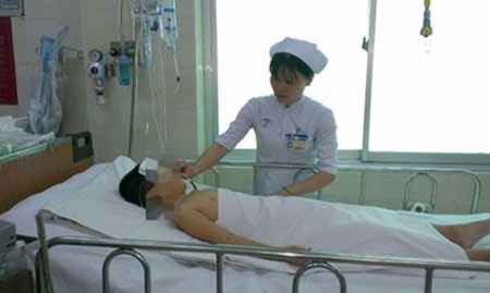 Nhảy đệm lò xo, bé trai lộn qua cửa sổ rơi xuống tầng - 1 Nhảy đệm lò xo, bé trai lộn qua cửa sổ rơi xuống tầng