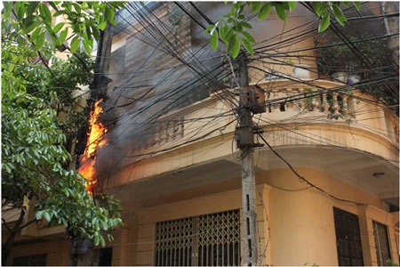 Liên tiếp tai nạn từ điện: Hồi chuông cảnh tỉnh! - 2 Nguy cơ tai nạn luôn rình rập (nguồn: internet)