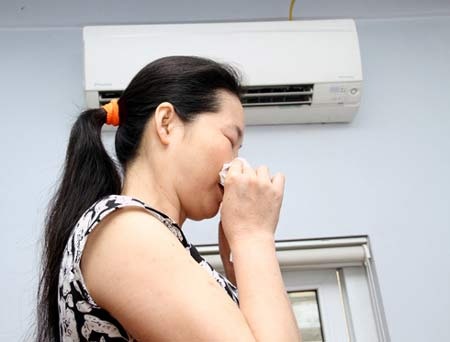 “Nghiện” điều hòa: Đốt tiền, hại thân - 1 Nhiều người cảm thấy đau đầu, mệt mỏi... khi nằm ngủ trong phòng có điều hòa (ảnh minh họa).