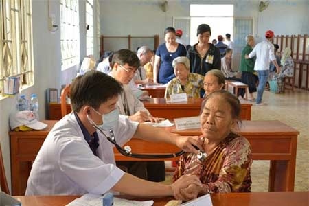 Thuốc trị ho và các lưu ý đặc biệt - 1 Khi có hiện tượng ho kéo dài, cần đến bác sĩ khám điều trị. Ảnh: M. Thuận