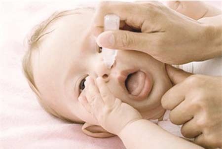 Trẻ có thể hôn mê vì ngộ độc thuốc nhỏ mũi - 1 Cha mẹ không nên tùy tiện sử dụng thuốc nhỏ mũi cho trẻ. Ảnh minh họa