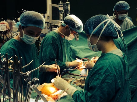 Ê kíp phẫu thuật ca vỡ động mạch chủ, thay van tim 