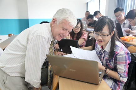 Ngày hội thông tin về các chương trình đào tạo bằng tiếng Anh tại Đại học Kinh tế Quốc dân - 2 Sinh viên
và giảng viên Chương trình Cử nhân Quốc tế IBD@NEU trong giờȠhọc