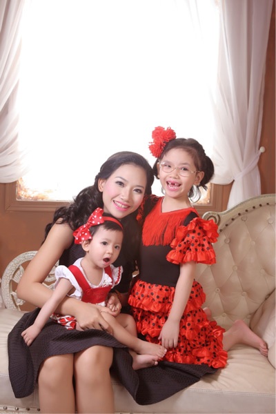 MC Mỹ Vân: “Không mong gì hơn việc con khỏe mạnh” - 1 MC Mỹ Vân và 2 công chúa nhỏ