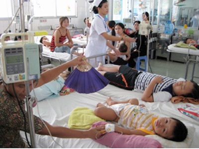 Cảnh giác giai đoạn nguy hiểm của sốt xuất huyết - 1 Giai đoạn nguyȠhiểm của sốt xuất huyết có dấu hiệu cảnh báo
đều phải nhập viện (ảnh minh họa)
