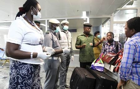 Một phụ nữ nghi nhiễm Ebola chết trên máy bay - 1 Kiểm tra y tế tại sân bay Nigeria