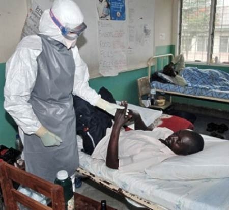 Một phụ nữ nghi nhiễm Ebola chết trên máy bay - 2 Nhân viên y tế chăm sóc cho bệnh nhân nhiễm Ebola ở Tây Phi
