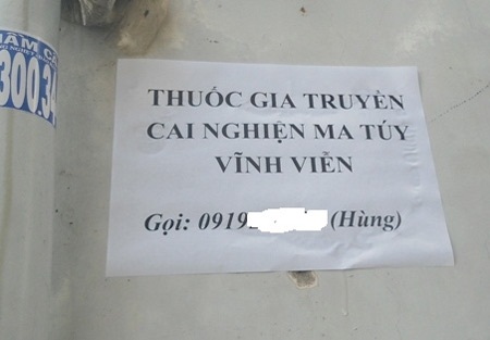Thực hư "thần dược" cai nghiện siêu tốc bán tràn lan ở Sài thành - 3 Những tờ rơi quảng cáo bán thuốc cai nghiện được dán khắp
nơi (Ảnh N.Hoàng)