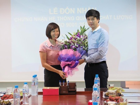 Tổng Giám đốc Nguyễn Trí Anh (bên phải) chúc mừng Ban ISO