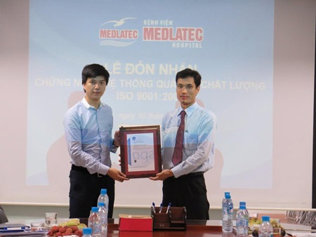 Ông Nguyễn Văn Hùng - Giám đốc Công ty WQA (bên phải) trao chứng nhận ISO 9001:2008