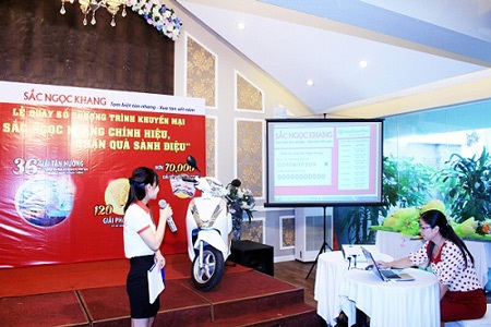 “Bão quà tặng” cùng Sắc Ngọc Khang - 1 Đại diện khách hàng lên quay số để xác định người trúng thưởng