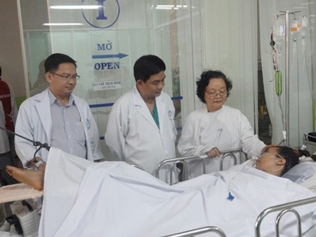 BS Hương Thảo trên giường bệnh tại BV Chợ Rẫy. Ảnh Lương Ngọc.