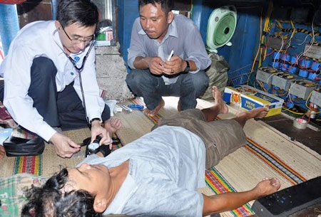 500 ngư dân Quảng Nam được khám, chữa bệnh miễn phí - 2 PGS- TS Trần Văn Thuấn, Chủ tịch Hội thầy thuốc trẻ Việt Nam,