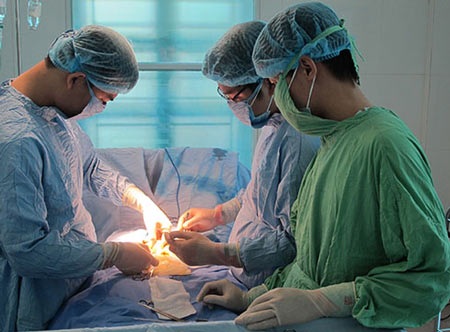 Tai hại vì thuốc cường dương - 1 Phẫu thuật điều trị biến chứng do lạm dụng thuốc tăng cường sinh lực tại một bệnh viện ở Hà Nội