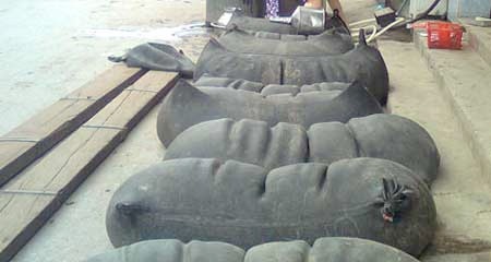 Rượu săm ôtô: Đệ tử lưu linh thất kinh bỏ nhậu - 1 Không ai tưởng tượng săm ô tô dùng để đựng rượu.