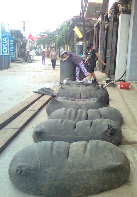 Rượu săm ôtô: Đệ tử lưu linh thất kinh bỏ nhậu - 4 Rượu đựng trong xăm xe ô tô như lợn con nằm ven đường.