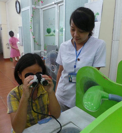 Cận cảnh phương pháp tập luyện mắt điều trị tật khúc xạ - 5 ... và làm test để chọn kính tập phù hợp.