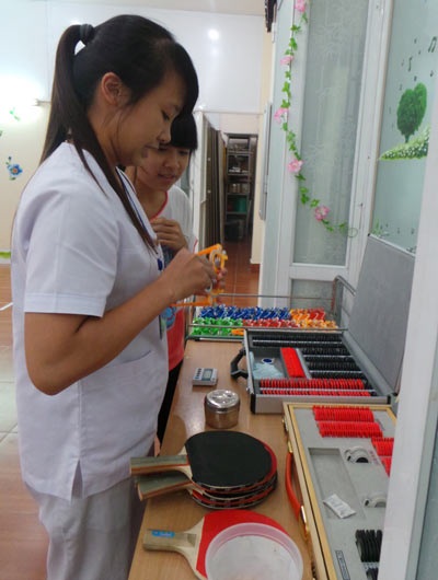 Cận cảnh phương pháp tập luyện mắt điều trị tật khúc xạ - 2 ....để kỹ thuật viên chọn kính