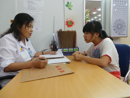 Cận cảnh phương pháp tập luyện mắt điều trị tật khúc xạ - 10 BS Mai Oanh đang ghi chép kết quả thị lực của bé Khánh Huyền vào bảng theo dõi