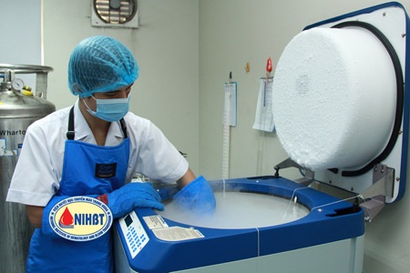 Những hình ảnh chưa từng công bố về công nghệ lấy tế bào gốc cuống máu dây rốn - 10 Túi máu được quay ly tâm để tách lấy khối Tế bào gốc