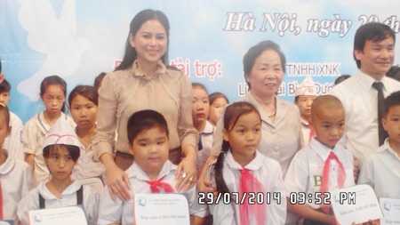 Trao 170 suất học bổng cho trẻ em khó khăn - 1 Doanh nhân Lê Hồng Thuỷ Tiên trao 170 suất học bổng cho trẻ em khó khăn