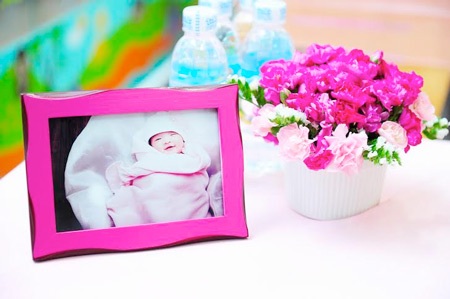  Buổi tiệc đượţ trang trí với tông màu hồng ngọt ngào – màu yêu thích của bé Thỏ.