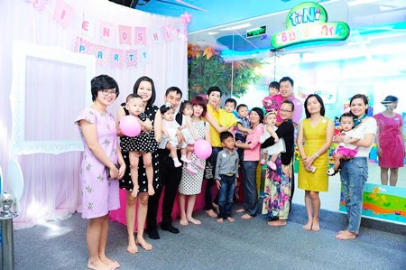 Xuân Lan và bé Thỏ chụp hình cùng tất cả khách mời.
