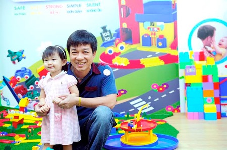 Đạo diễn Đoàn Minh Tuấn cùng con gái yêu cũng có mặt tại buổi tiệc.