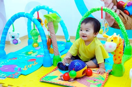 Bé Thỏ thích Ŵhú với khu vực đồ chơi Fisher Price tại tiNi Baby Park.