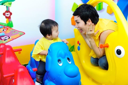 Khoảnh khắc vô cùng đáng
yêu của 2 mẹ con.