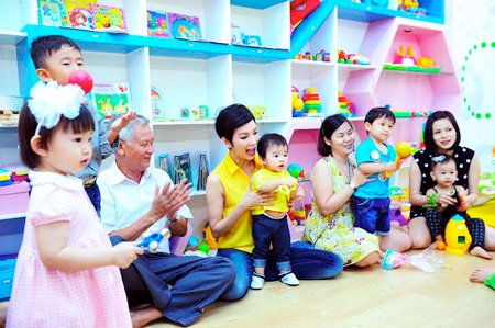 Tất cả cùng hát chúc mừng Ngày Tình bạn.