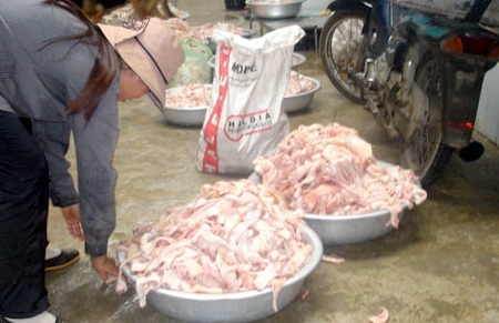 Bài 2: “Phù phép” cho thực phẩm bằng hóa chất - 1 Bì lợn trước khi đưa vào xử lý làm trắng và hết mùɩ.