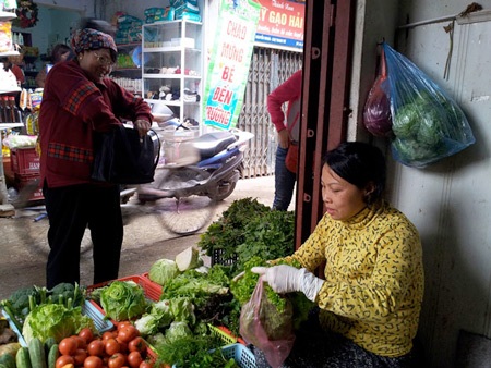 Cụ bà 80 tuổi khỏi bệnh, cai rượu, cai thuốc lá nhờ thiền dưỡng sinh - 2 Chị Lê Thị
Thúy Nga con gái bà Tỉnh làm nghề buôn bán ở chợ.