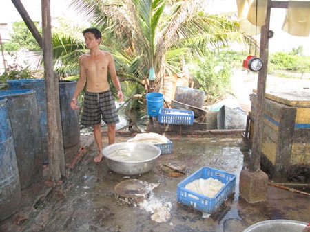 Ớn lạnh “đặc sản” bình dân - 1 Cơ sở sản xuất da heo phồng Ţẩn vẫn hoạt động dù đã bị đình
chỉ