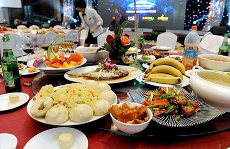 Đồ ăn thừa thành món mới thơm ngon đãi khách - 2 Tất cả các loại đồ ăn khách ăn thừa đều được dồn lại để bán
cho khách mới
