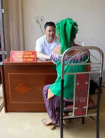 Bệnh viêm đại tràng dưới góc nhìn Đông y - 2 Lương y Trọng Hùng (áo trắng) đang chỉ dẫn cǡc cây thuốc