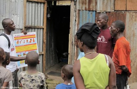 Nỗi lo dịch Ebola đang “vượt tầm kiểm soát” ở nước đông dân nhất châu Phi - 2 Nhân viên y tế Sierra Leone tuyên truyền cˡc triệu chứng khởi phát bệnh và cách phòng ngừa