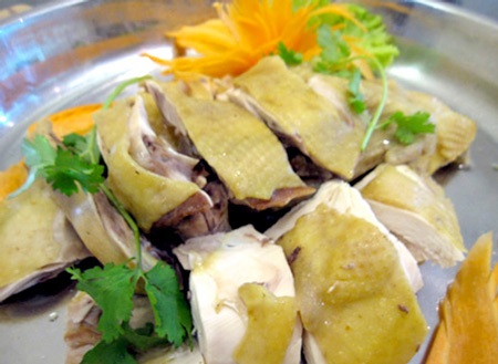 Đồ ăn thừa thành món mới thơm ngon đãi khách - 1 Tất cả các loại đồ ăn khách ăn thừa đều được dồn lại để bán
cho khách mới