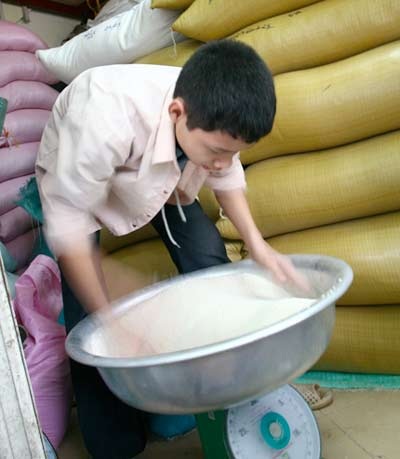 Kinh hãi gạo thơm nhưng cơm… độc! - 1 Gạo thơm nhờ…hương li᷇u
trôi nổi