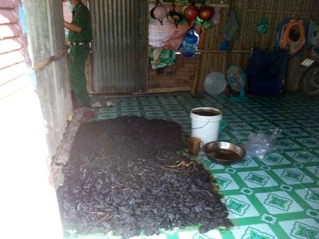 Hãi hùng với công nghệ làm khô bò đen từ... phổi heo - 2 Thành phẩm được trải dưới sàn nhà mặc cho chó, gà qua lại.