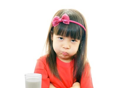 Ngán sữa và ảnh hưởng tâm lý ở trẻ - 1 Đâu là giải pŨáp
giúp trẻ uống sữa chủ động mỗi ngày? Ảnh: IDP