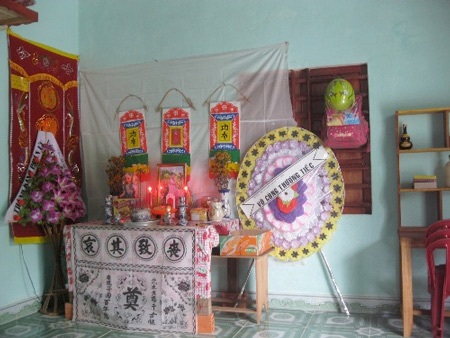 Mất mạng vì... "lang vườn" - 2 Vì “cào chó cắn” mà bé Phạm Thị Yến Nhi đã tử vong.