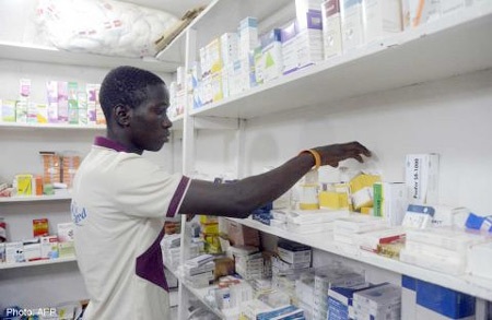 Một dược sĩ đang tìm thuốc tại một nhǠ thuốc ở Lagos ngày
26/7/ 2014.