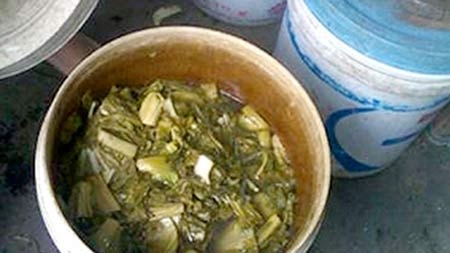 Dùng vỏ thùng đựng sơn chứa đồ ăn, dễ ung thư - 1 Thùng đựng sơn đã qua sử dụng được dùng chứa đồ ăn