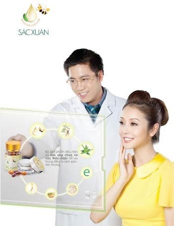 Hoa hậu Jennifer Phạm được chuyên gia tư vấn trị nám theo
phương pháp trong uống – ngoài thoa