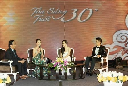 GS Nguyễn Lân Dũng, diễn viên Kim Hiền, ca sĩ Vi Oanh tại buổi
tọa đàm