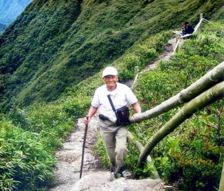 Cụ Ráng trên đường chinh phục đỉnh núi cao 3.143m