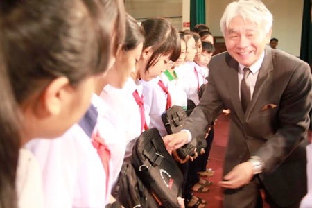 Ngày vui của các em học sinh nghèo hiếu học Đồng Nai - 1 Ông Hiroharu Motohashi - Tổng Giám đốc Cônɧ ty Ajinomoto Việt Nam trao học bổng cho học sinh