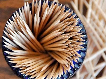 Tăm nhọn nếu không chú ý rất dễ lọt vào bụng gây thủng ruột