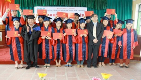 Cao đẳng Ngoại ngữ - Công nghệ Việt Nhật xét tuyển nguyện vọng bổ sung năm học 2014-2015 - 2 Niềm vuɩ của sinh viên
CNC ngày nhận bằng Tốt nghiệp
